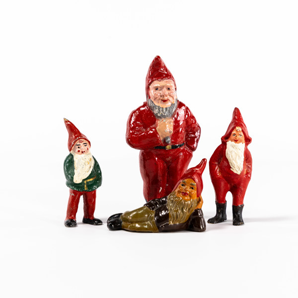 Tomtar, 4 st, bl a metall, terrakotta, högsta 16 cm