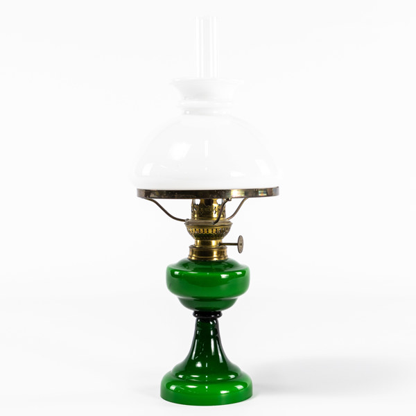 Fotogenlampa, grön glasfot, höjd 42 cm