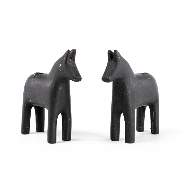 Ljusstakar, ett par, gjutjärn, i form av hästar, höjd 16 cm