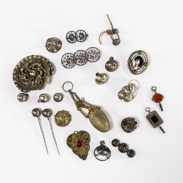 Äldre smycken, knappar, bl a silver