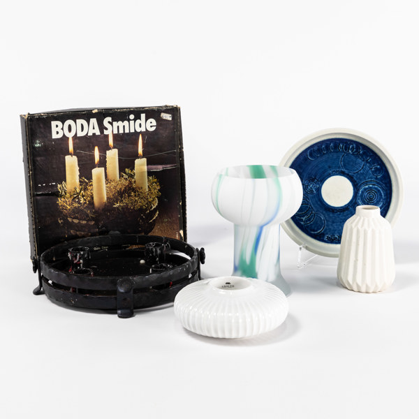 Ljusstakar, fat, 5 delar, bl a Boda smide, Kähler, högsta 16 cm