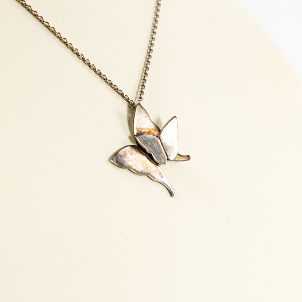 Efva Attling, halsband med hänge med form av fjäril, sterlingsilver, längd 45 cm