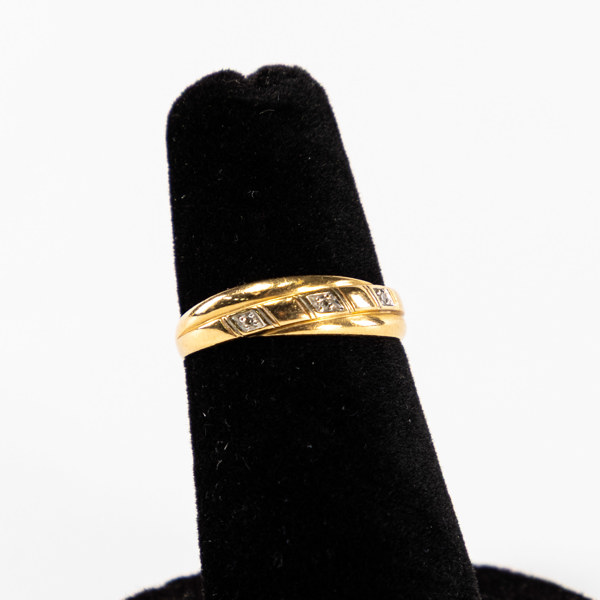 Ring, 18k guld, med 3 stenar, storlek 17, vikt 1,8 gram