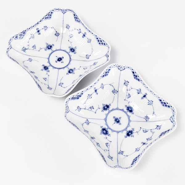 Uppläggningsskålar, ett par, "Musselmalet", 708, Royal Copenhagen, diameter 26 cm