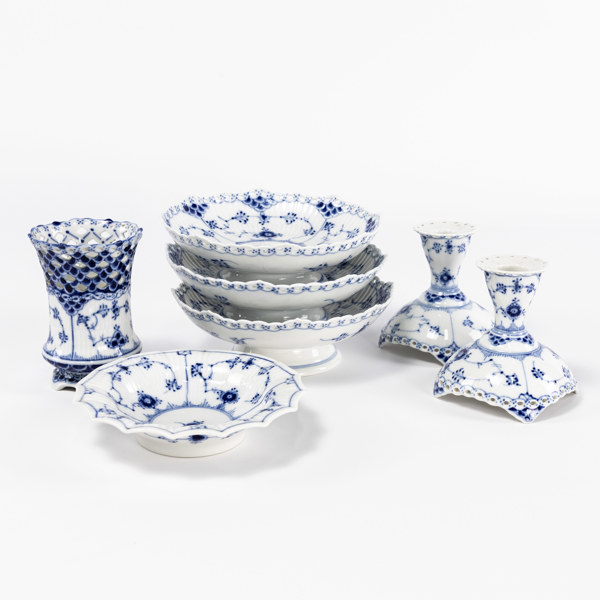 Porslin, 7 delar, "Musselmalet", bl a ljusstakar, Royal Copenhagen