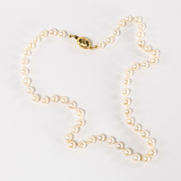 Pärlcollier, lås i 18k guld, längd 49 cm
