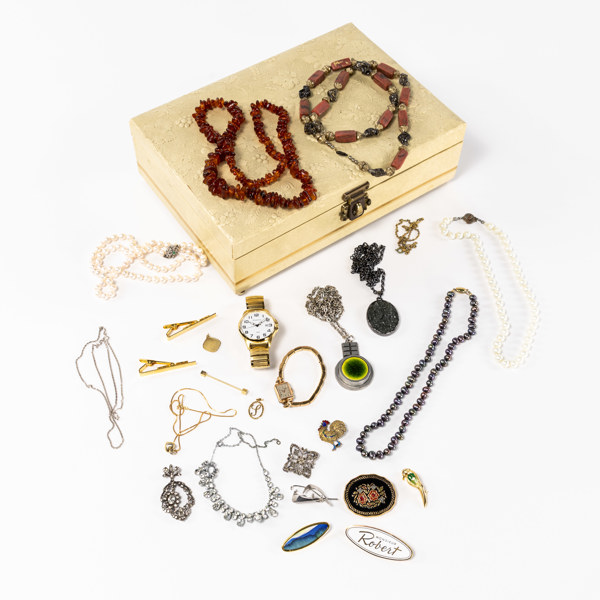 Smycken, bijouterier, ett parti, flertalet delar med silver