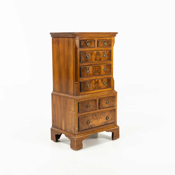 Mindre byrå, idegran, höjd 77 cm