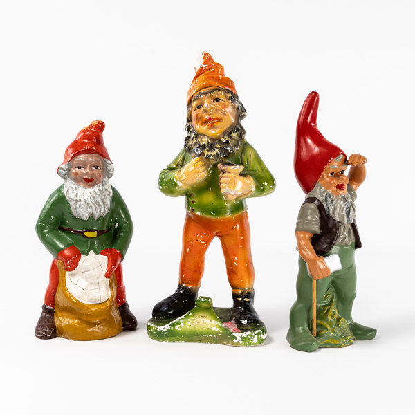 Tomtar, 3 st, bl a terrakotta, högsta 36 cm