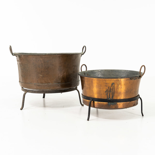 Kopparkärl på stativ, 2 st, Ø 64 cm och mindre
