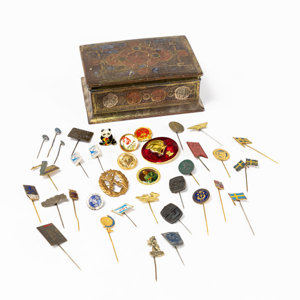 Diverse pins, bl a "Fritiden 1936", VW, Sveriges Grand Prix