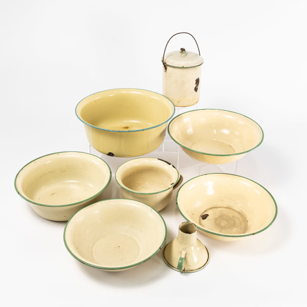 Emaljföremål, 8 delar, mestadels Kockums, största diameter 34 cm