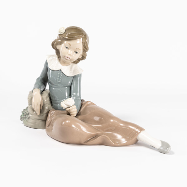 Figurin, sittande flicka, Nao, höjd 22 cm