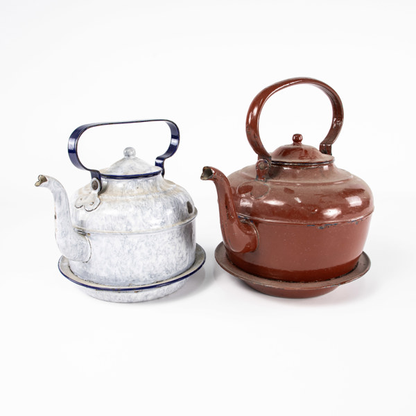 Större tekannor, 2 st, emalj, höjd 26 cm och mindre