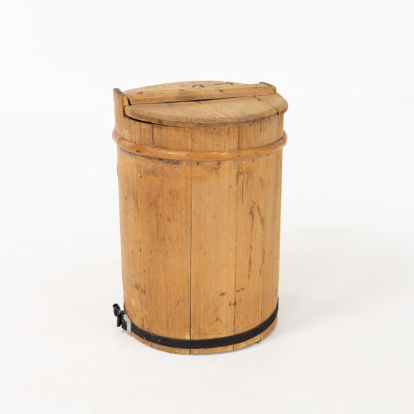 Trätunna med lock, höjd 63 cm