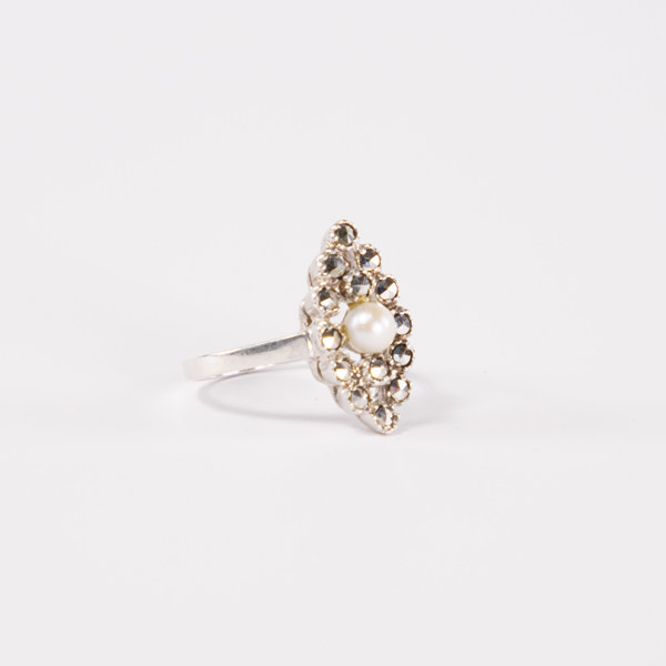 Ring, 18k sterlingsilver med pärla, storlek 17,25