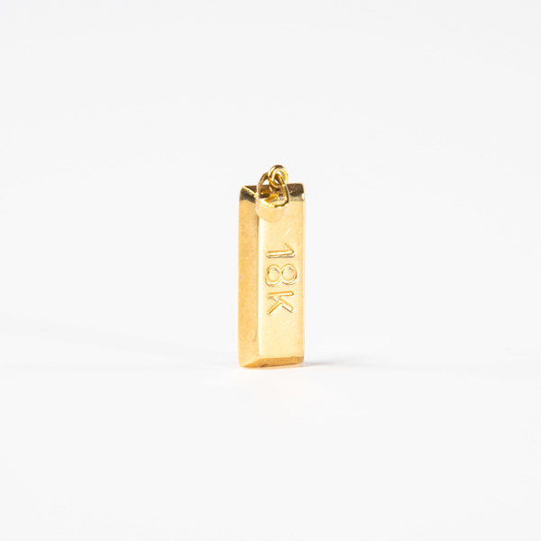 Hänge, i form av guldtacka,18k, vikt 1,0 gram
