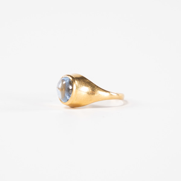 Ring, 18k guld, med blå sten, storlek 16,75