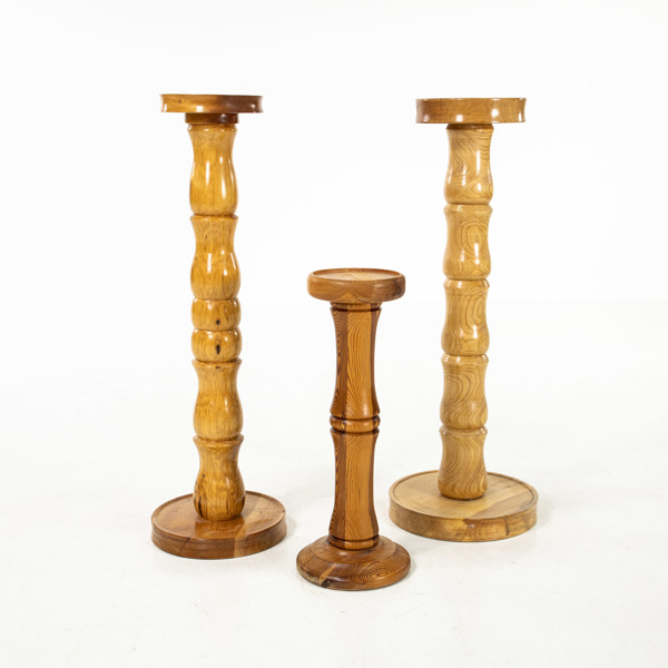 Piedestaler, 3 st, alm, furu, delvis signerade, höjd 80 cm och mindre