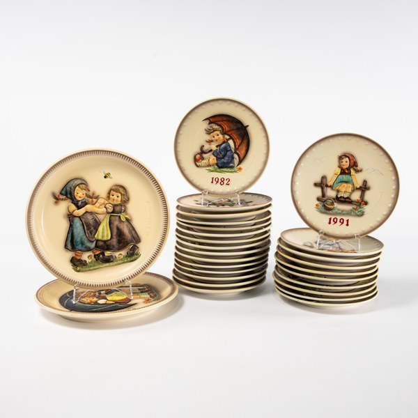 Samlartallrikar, 27 st, M.I. Hummel för Goebel
