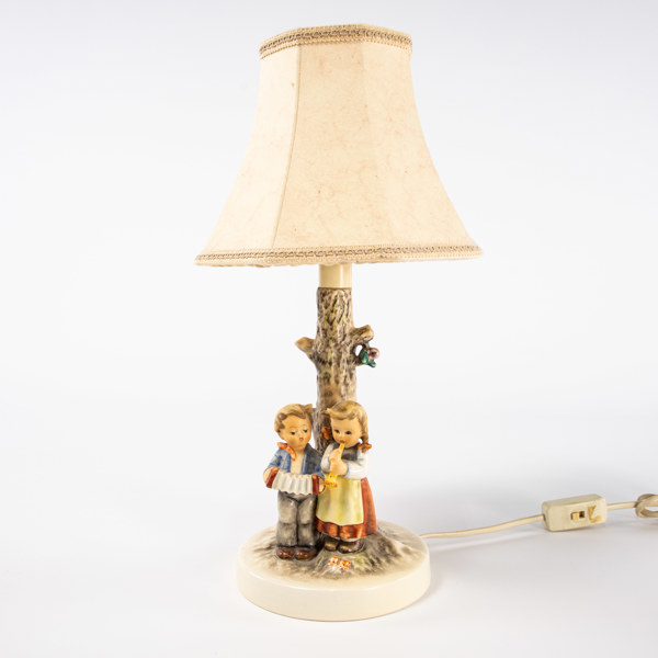 Bordslampa, M.I. Hummel för Goebel, höjd 41 cm