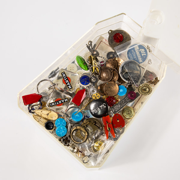 Knappar, pins, nyckelringar, förvaringsfack i plast