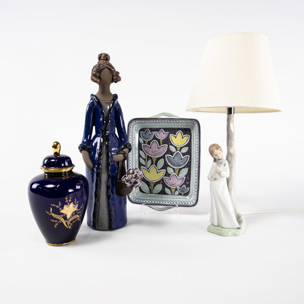 Diverse keramik/porslin, bl a bordslampa, höjd 47 cm