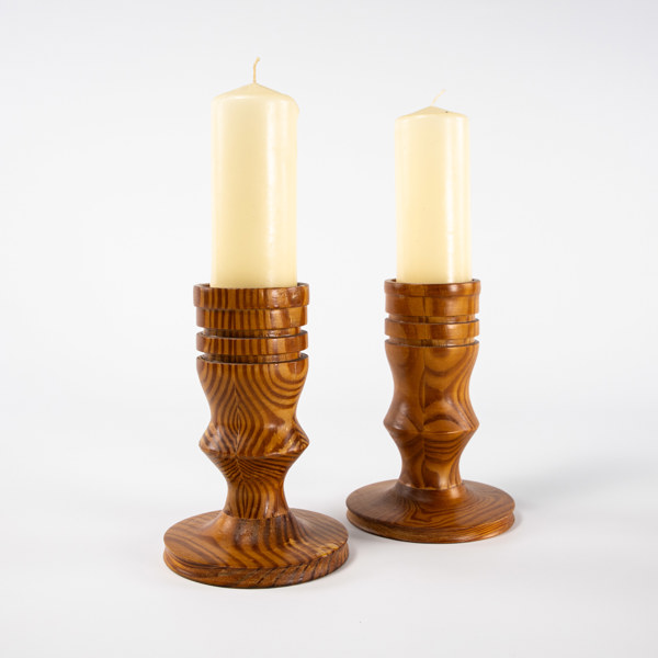 Ljusstakar, ett par, furu, höjd 20 cm