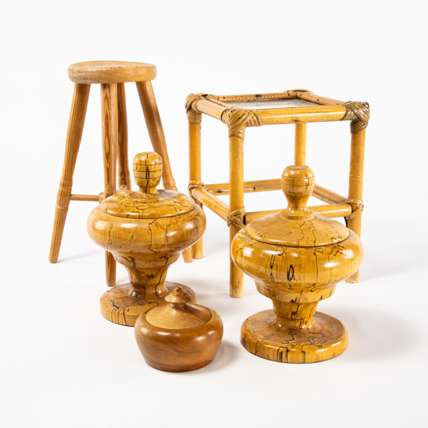 Diverse mindre träföremål, 5 st, skålar, piedestaler, höjd 30,5 cm och mindre