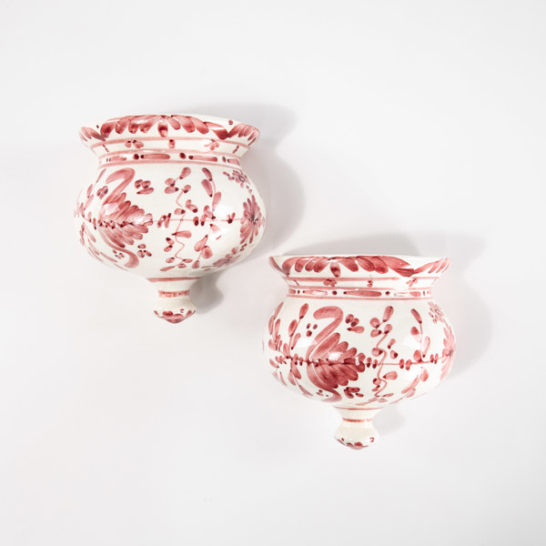 Väggvaser, ett par, fajans, höjd 16 cm