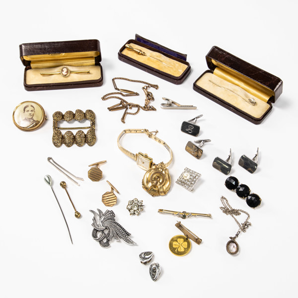 Äldre smycken, ett parti