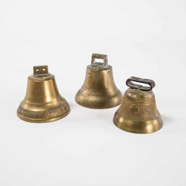 Mässingsklockor, 3 st, höjd 9 cm och mindre