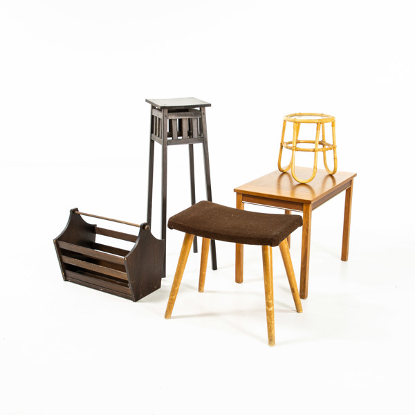 Mindre möbler, 5 delar, piedestal, pall, tidningskort, m.m.