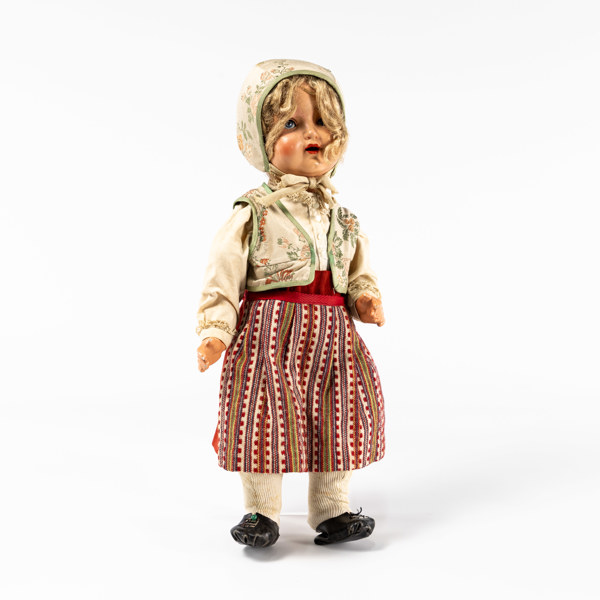 Äldre docka, i folkdräkt, längd ca 45 cm