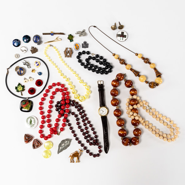 Bijouterier, pins, mindre parti, något silver