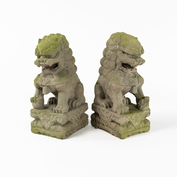 Fohundar, ett par, betong, höjd 31 cm