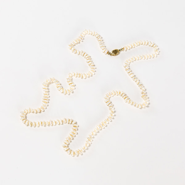 Pärlcollier, lås i 18k guld, längd 70 cm