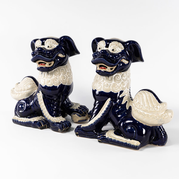 Större fohundar, ett par, höjd 44 cm