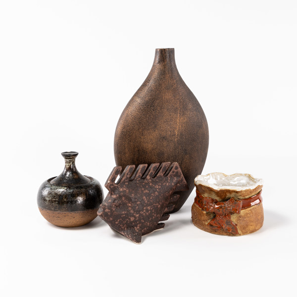 Vas, skålar, skulptur, bl a stengods, högsta 31 cm