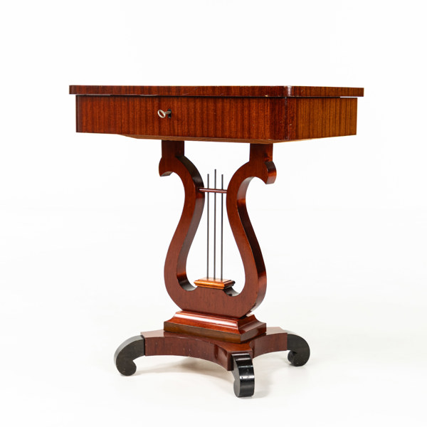 Sybord, mahogny, med innehåll, höjd 62 cm