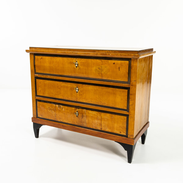 Byrå, björk, 18/1900-tal, bredd 107 cm