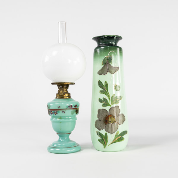 Liten fotogenlampa, flussglasvas, höjd 29 cm och mindre