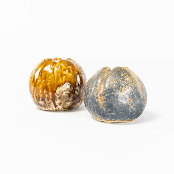 Barbro Ottergren, äpplen, 2 st, stengods, signerade, högsta 8 cm